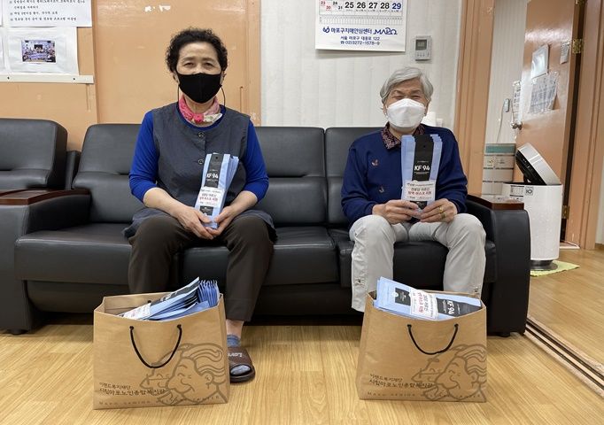 인카금융서비스 마스크 지원5월-상암월드컵파크8단지경로당.jpg