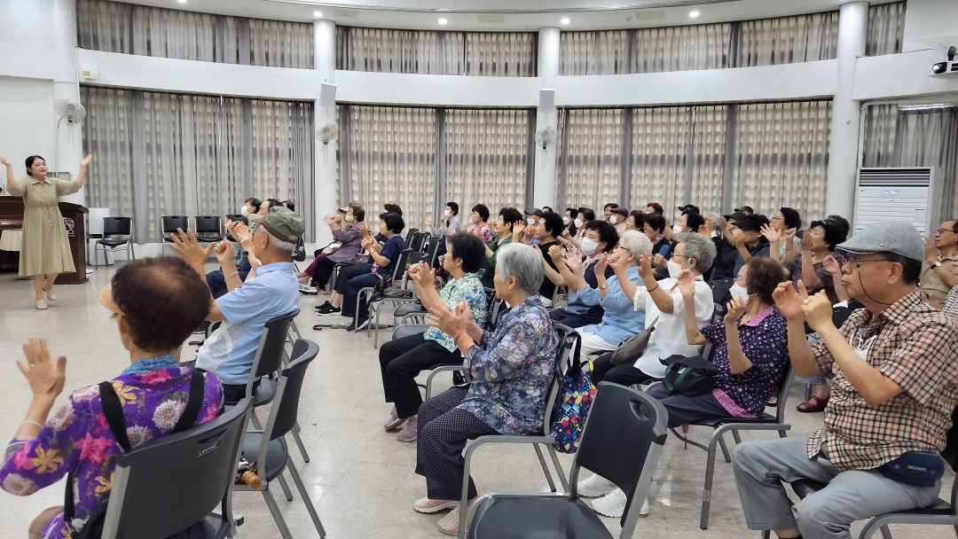 [평생교육] 하반기 선배시민 공개강좌 4회기 <웃음치료로 건강해지기> 교육 실시