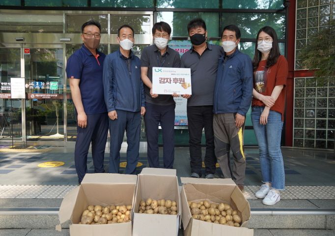 [지역협력] LX한국국토정보공사 용산마포지사, 여름철 어르신 건강을 위해 유기농 감자 전달